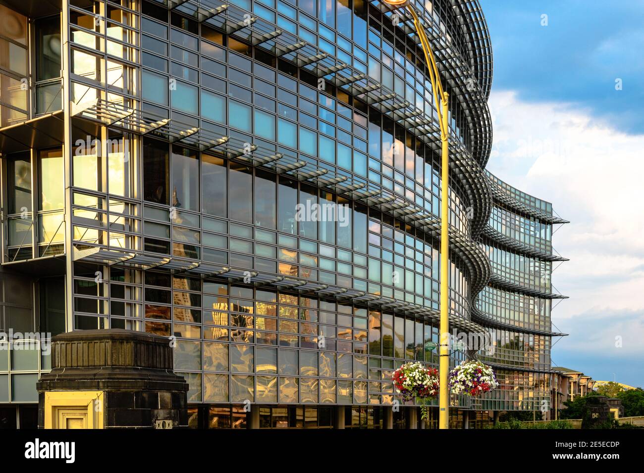 Pittsburgh, Pennsylvania, USA - 31 luglio 2016: Sede centrale di ALCOA, la Aluminium Company of America con un riflesso della Pittsburgh s. Foto Stock