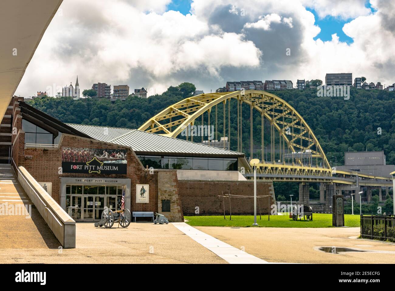 Pittsburgh, Pennsylvania, USA - 30 luglio 2016: Vista dell'ingresso del Fort Pitt Museum nel Point state Park con l'ingresso alla tun di Fort Pittt Foto Stock