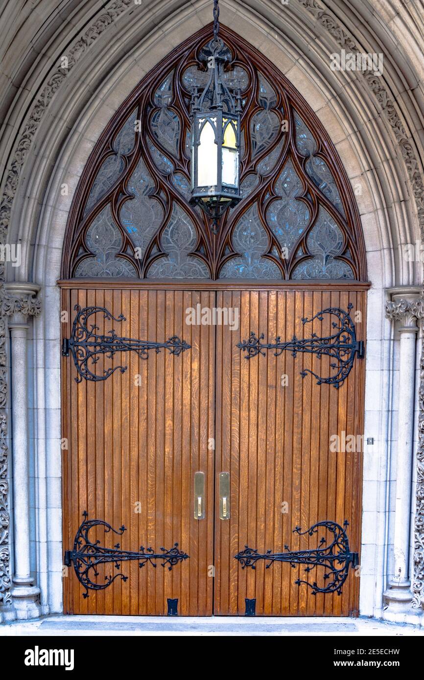 Porte e cerniere in legno ornato Foto Stock
