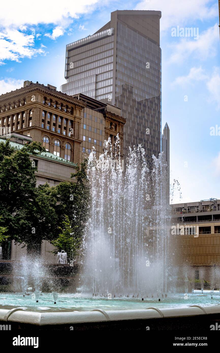 fontana d'acqua in un parco cittadino con grattacieli nel sfondo Foto Stock