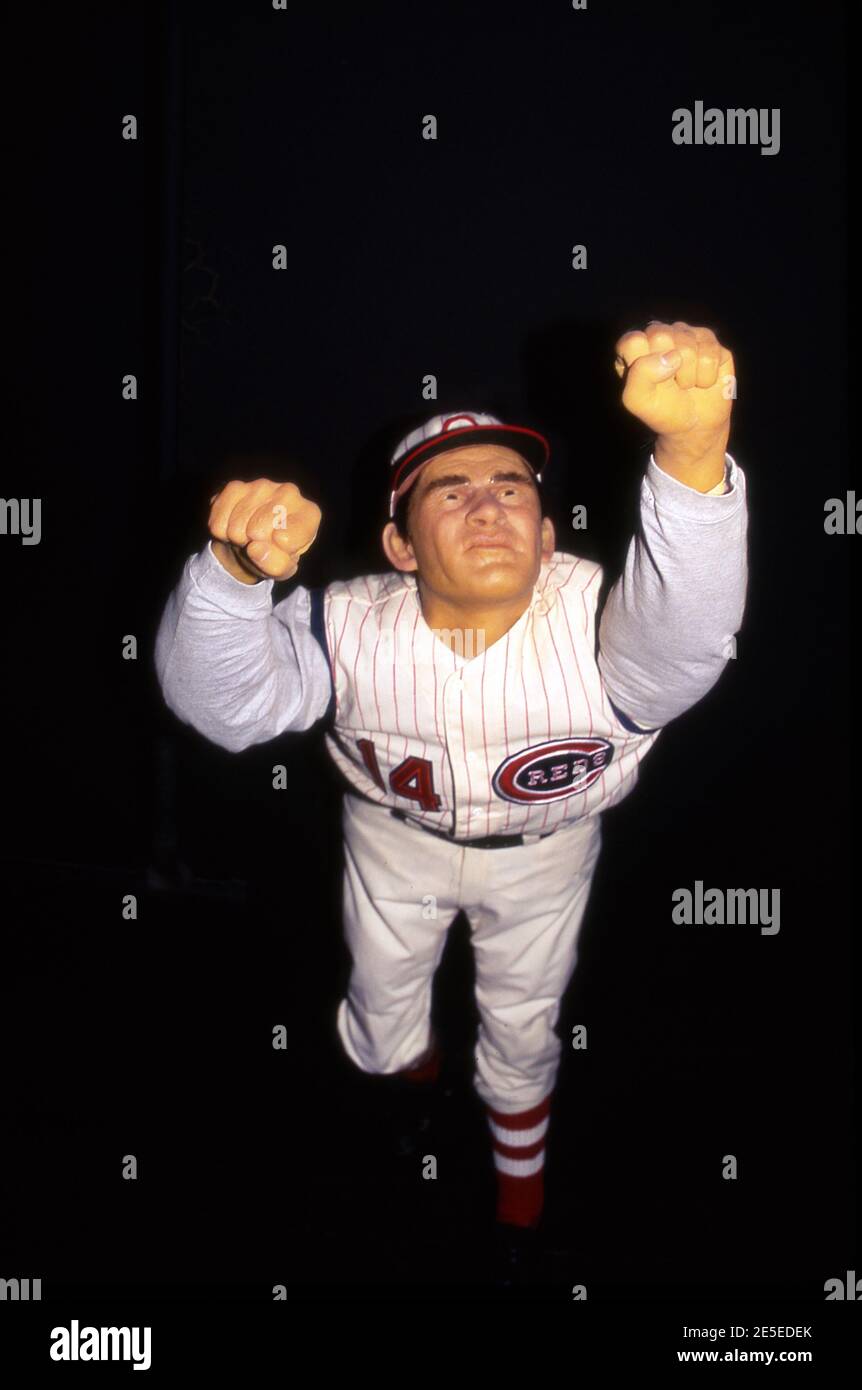 Personaggio in cera sospesa del giocatore di baseball Pete Rose in un uniforme di Cincinnati Reds che scorre per primo al Museo delle cere di baseball a Cooperstown, New York Foto Stock