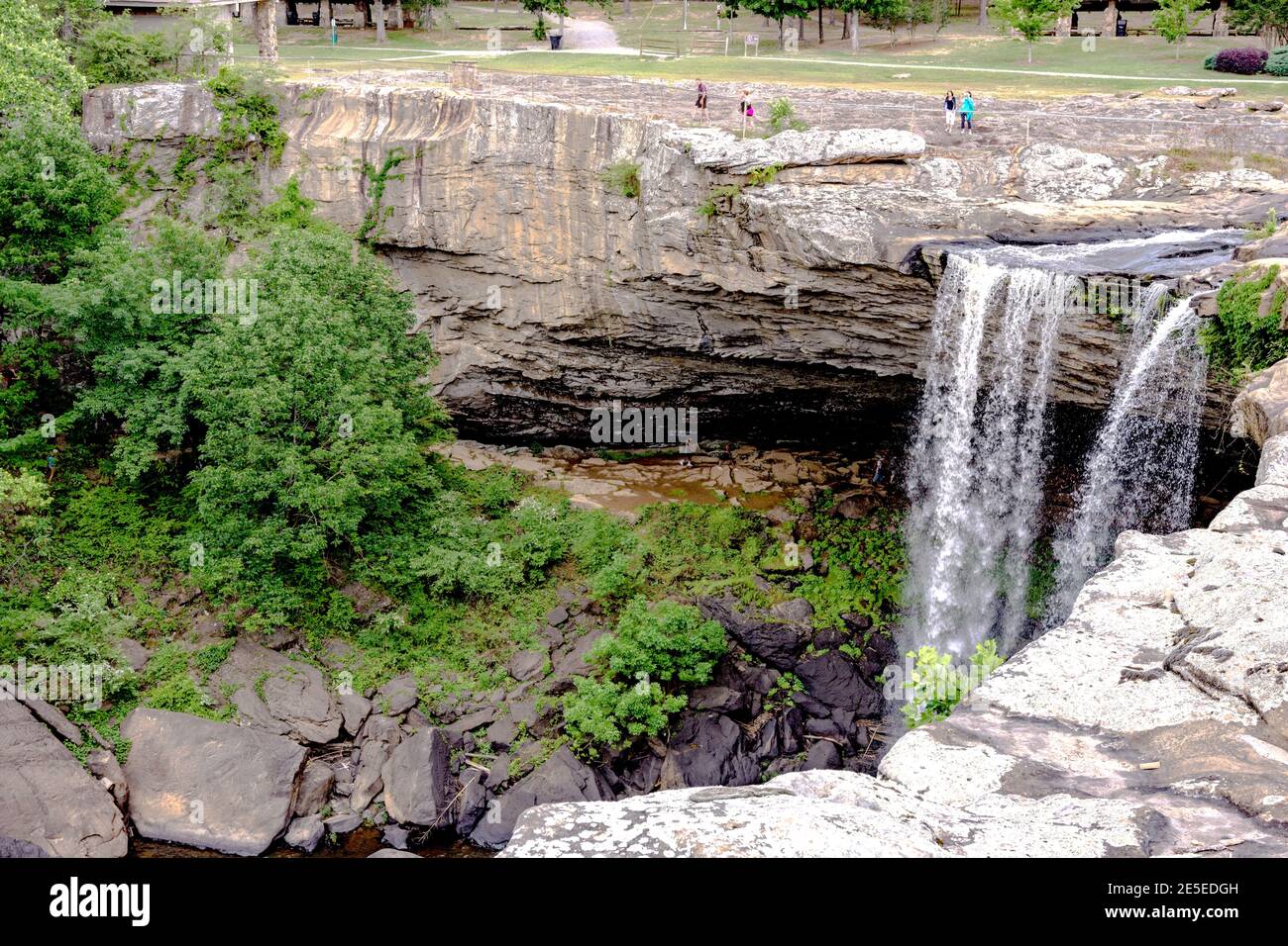 Gadsden, Alabama, Stati Uniti d'America - 20 maggio 2017: Cascate di Noccalula e il parco statale delle cascate di Noccalula visto con flusso d'acqua basso. Le cascate si tuffano 90 piedi in nero Foto Stock