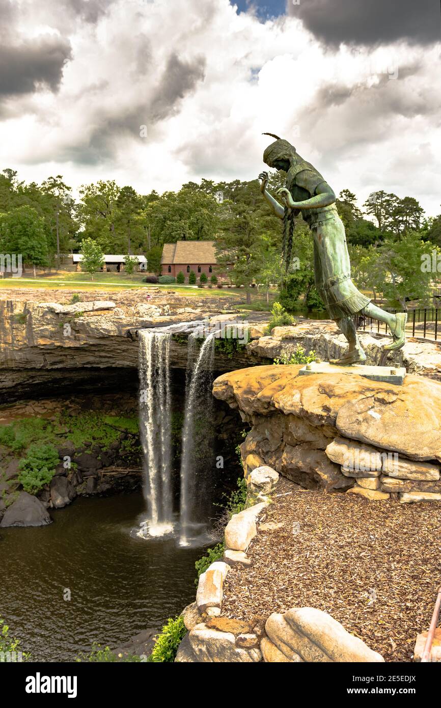 Gadsden, Alabama, USA - 20 maggio 2017: La statua in bronzo alta più di nove metri di Noccalula, una giovane donna cherokee, che la leggenda dice precipitata alla sua morte a t Foto Stock