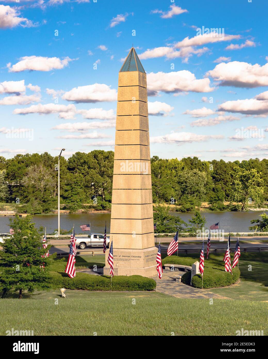 Gadsden, Alabama, USA - 25 maggio 2017: Il monumento dello Spirito della cittadinanza americana decorato per il Memorial Day con il fiume Coosa sullo sfondo, T. Foto Stock
