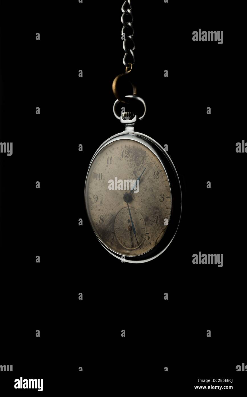 Vecchio orologio a catena tascabile su sfondo nero Foto Stock