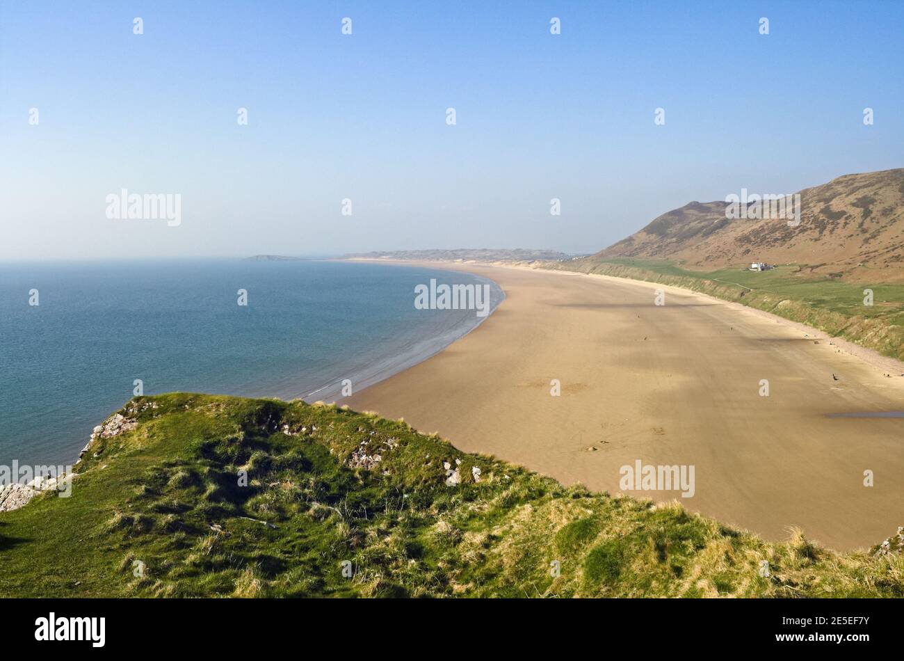 Rhossili Beach a Worms Head Gower Peninsula Wales UK. Splendido panorama. Costa gallese di British Seaside. Paesaggio di spiaggia vuoto Foto Stock