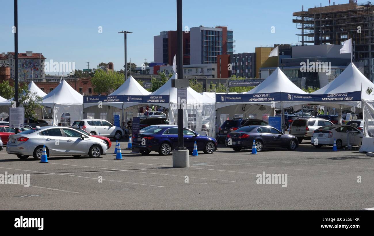 San Diego, CA USA - 27 gennaio 2020: Linee di auto in attesa nei punti di check-in presso la stazione di vaccinazione Covid-19 di San Diego presso il Petco Park Foto Stock