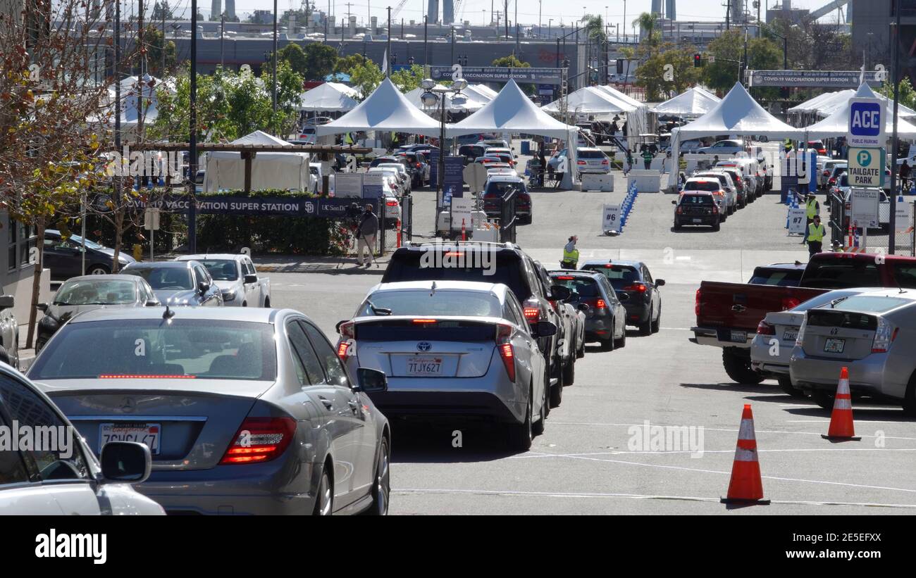 San Diego, CA USA - 27 gennaio 2020: Le persone sono schierate nelle loro auto in attesa di entrare nella super stazione di vaccinazione Covid-19 di San Diego a Petco Park Foto Stock