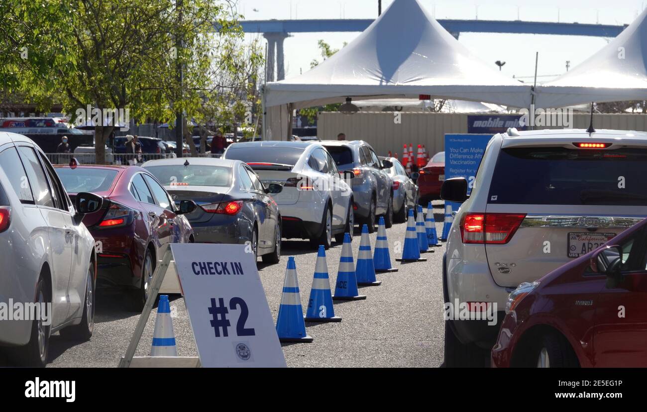 San Diego, CA USA - 27 gennaio 2020: Linee di auto in attesa nei punti di check-in presso la stazione di vaccinazione Covid-19 di San Diego presso il Petco Park Foto Stock