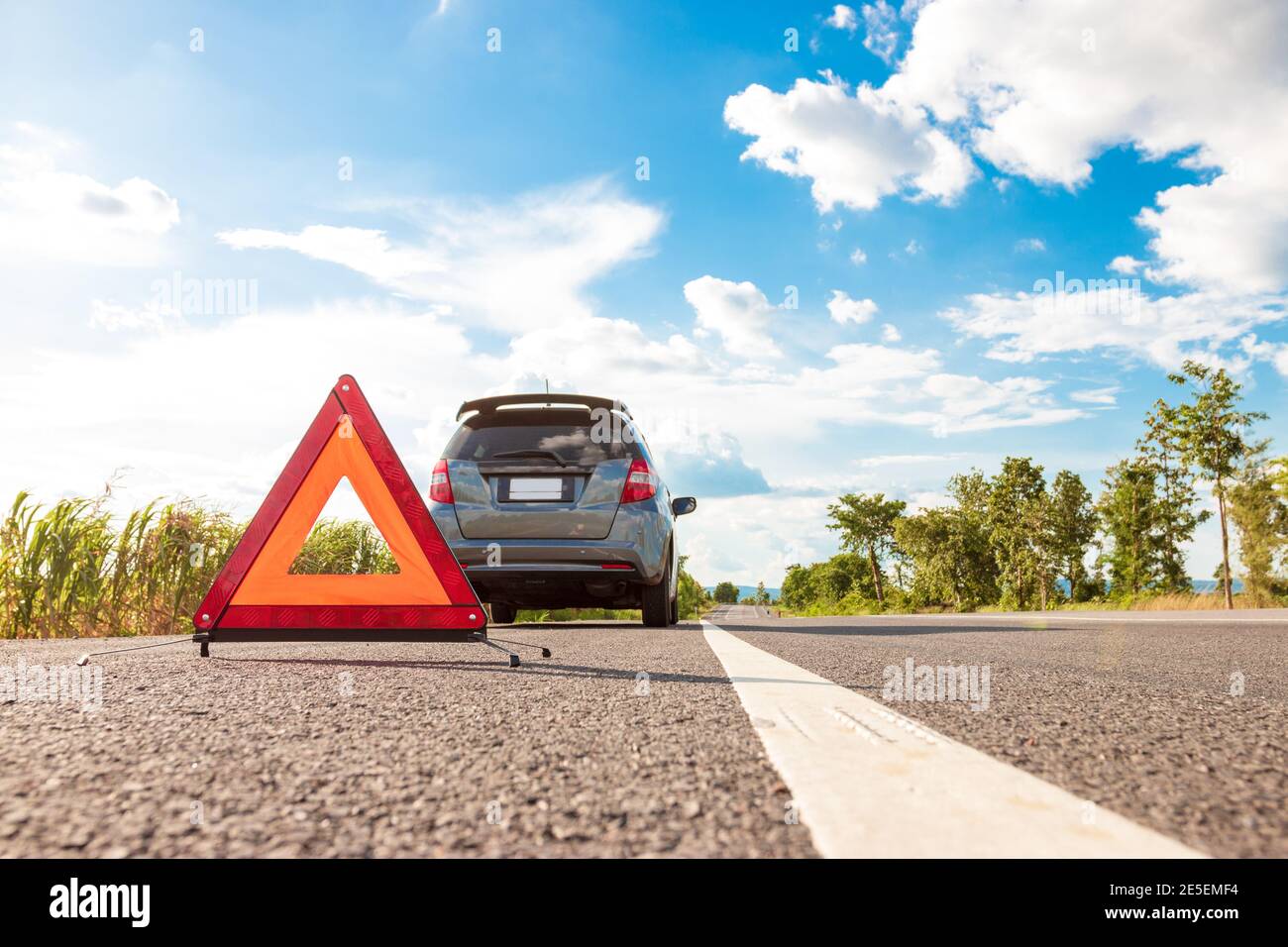 Evento imprevisto in viaggio vicino a un viaggio, triangolo di avvertimento rosso. Foto Stock