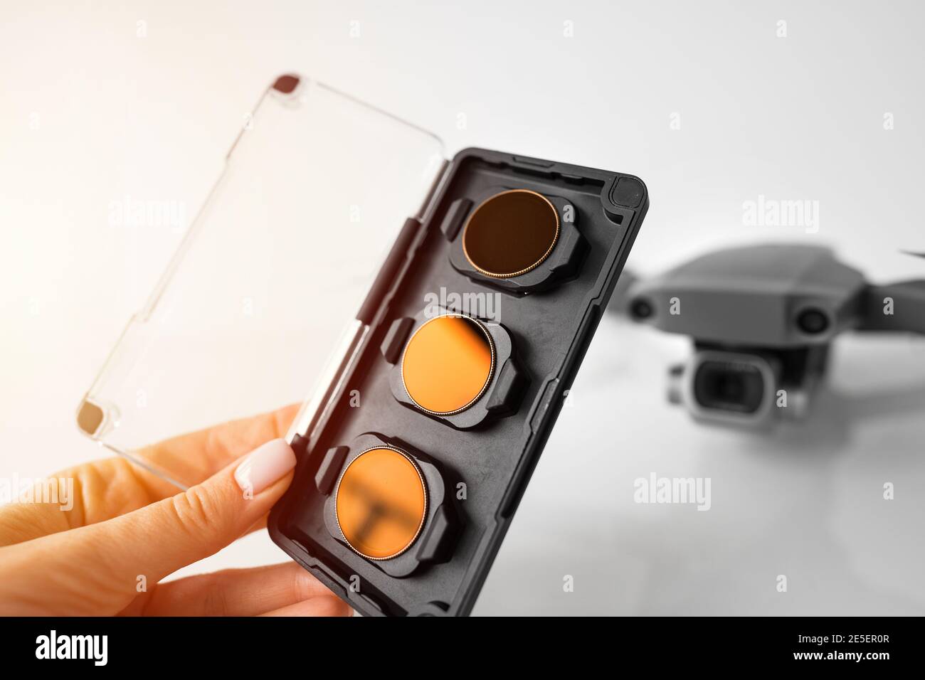 Set di filtri ND femmina di supporto manuale e filtri polarizzanti per drone. Filtri per la telecamera drone. Foto Stock