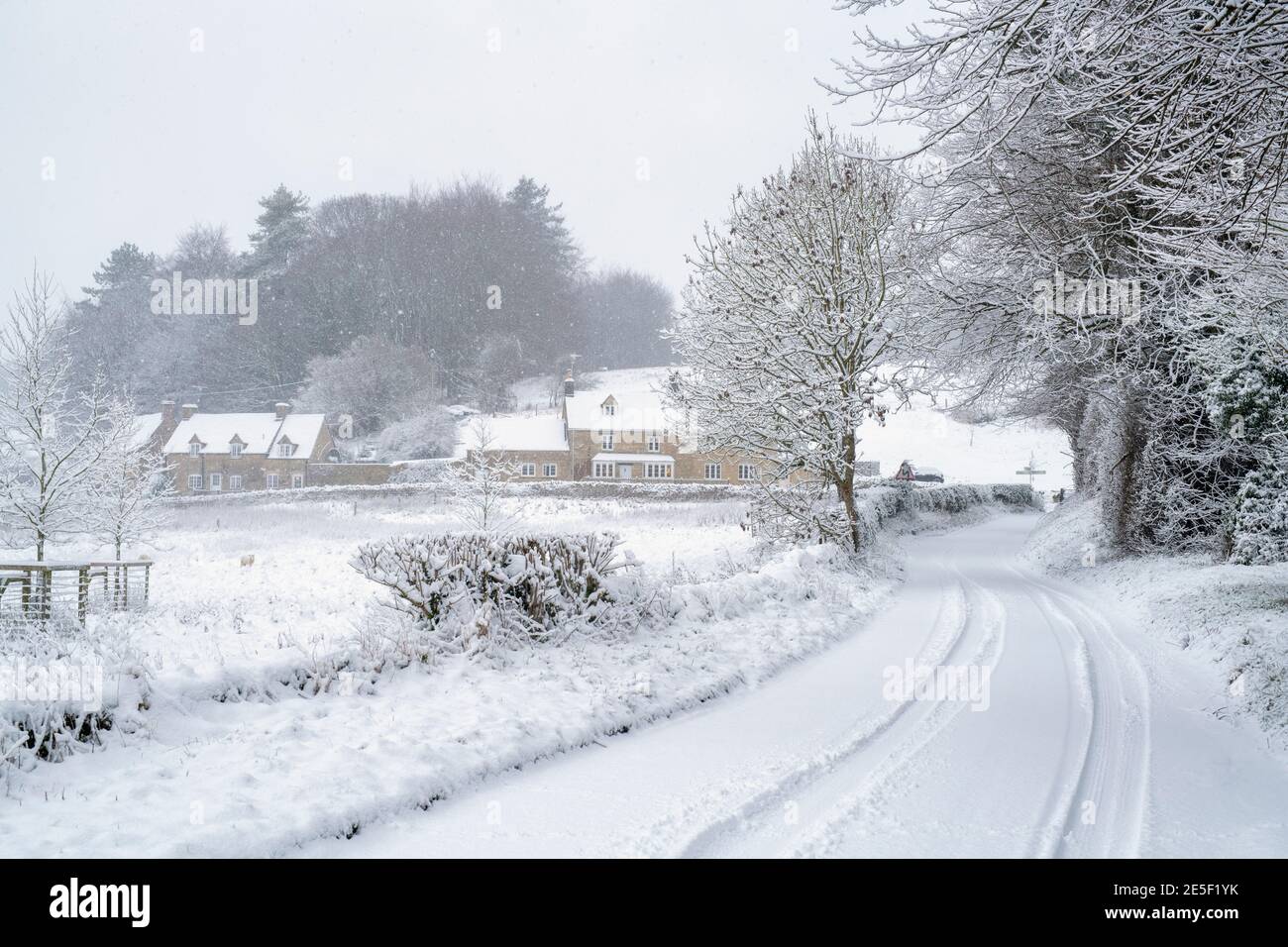 Cotswold cottage in pietra vicino Swinbrook nella neve. Cotswolds, Oxfordshire, Inghilterra Foto Stock