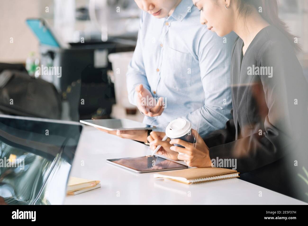 gruppo di giovani dirigenti d'azienda asiatici che lavorano insieme riunione in ufficio parlare di affari in ufficio Foto Stock