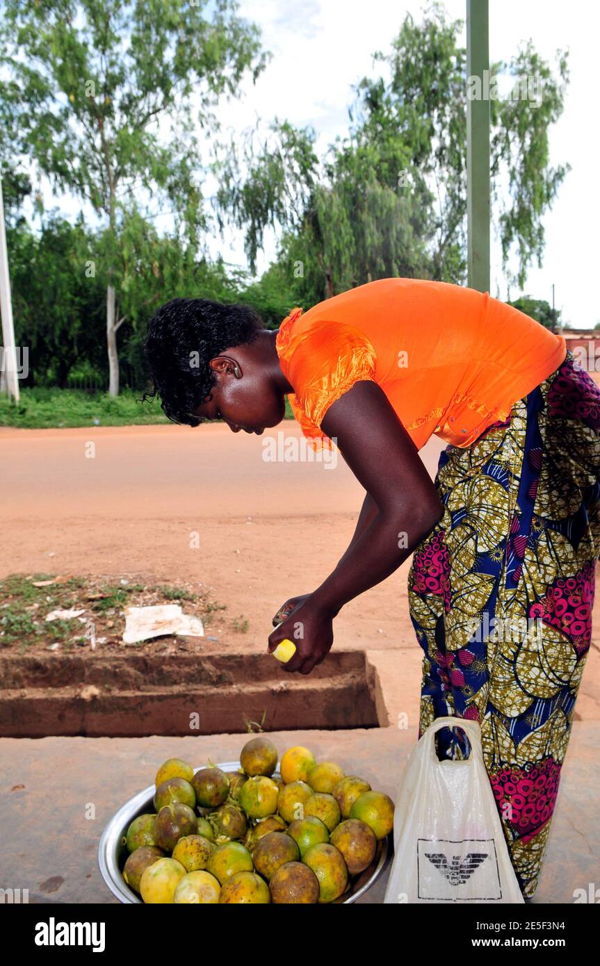 Un fornitore di frutta Burkinabe a Ouagadougou, Burkina Faso. Foto Stock