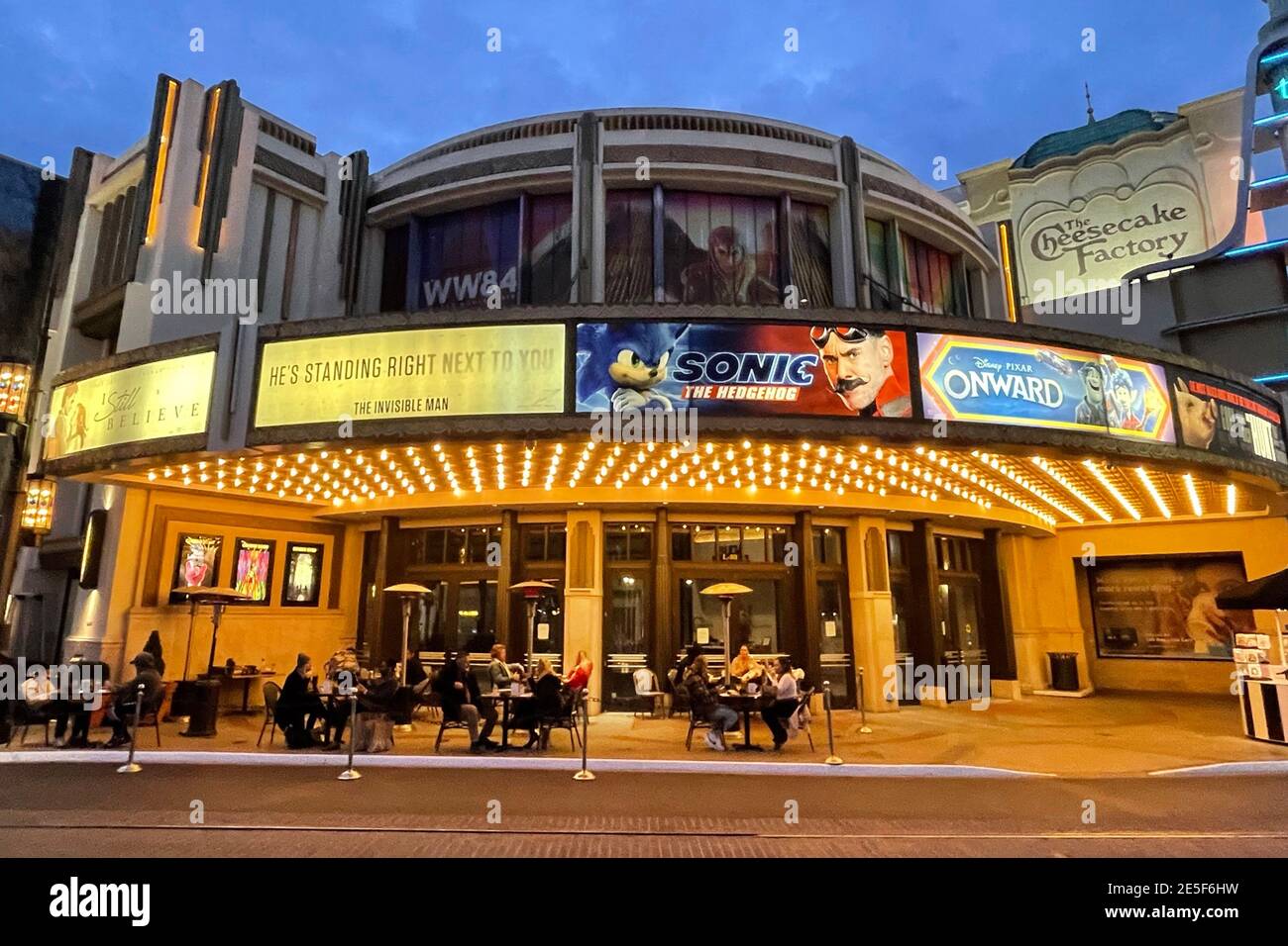 I clienti del ristorante Blue Ribbon Sushi Bar & Grill cenano in un'area da pranzo all'aperto presso il Pacific Theaters presso il centro commerciale The Grove, mercoledì, gennaio. Foto Stock