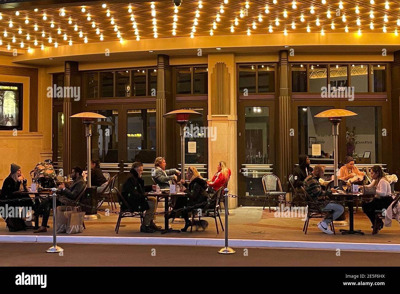 I clienti del ristorante Blue Ribbon Sushi Bar & Grill cenano in un'area da pranzo all'aperto presso il Pacific Theaters presso il centro commerciale The Grove, mercoledì, gennaio. Foto Stock