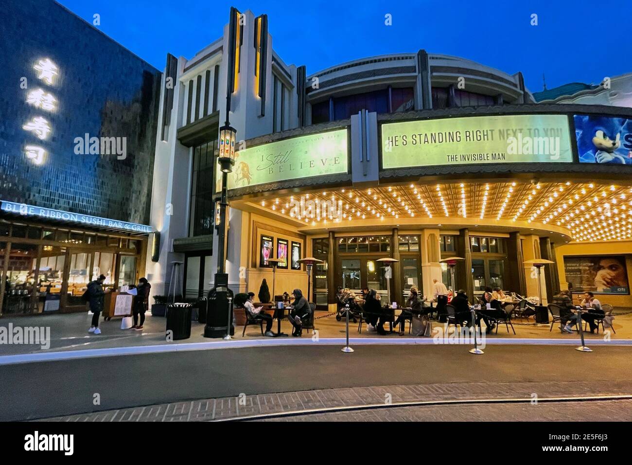 I clienti del ristorante Blue Ribbon Sushi Bar & Grill cenano in un'area da pranzo all'aperto presso il Pacific Theaters presso il centro commerciale The Grove, mercoledì, gennaio. Foto Stock