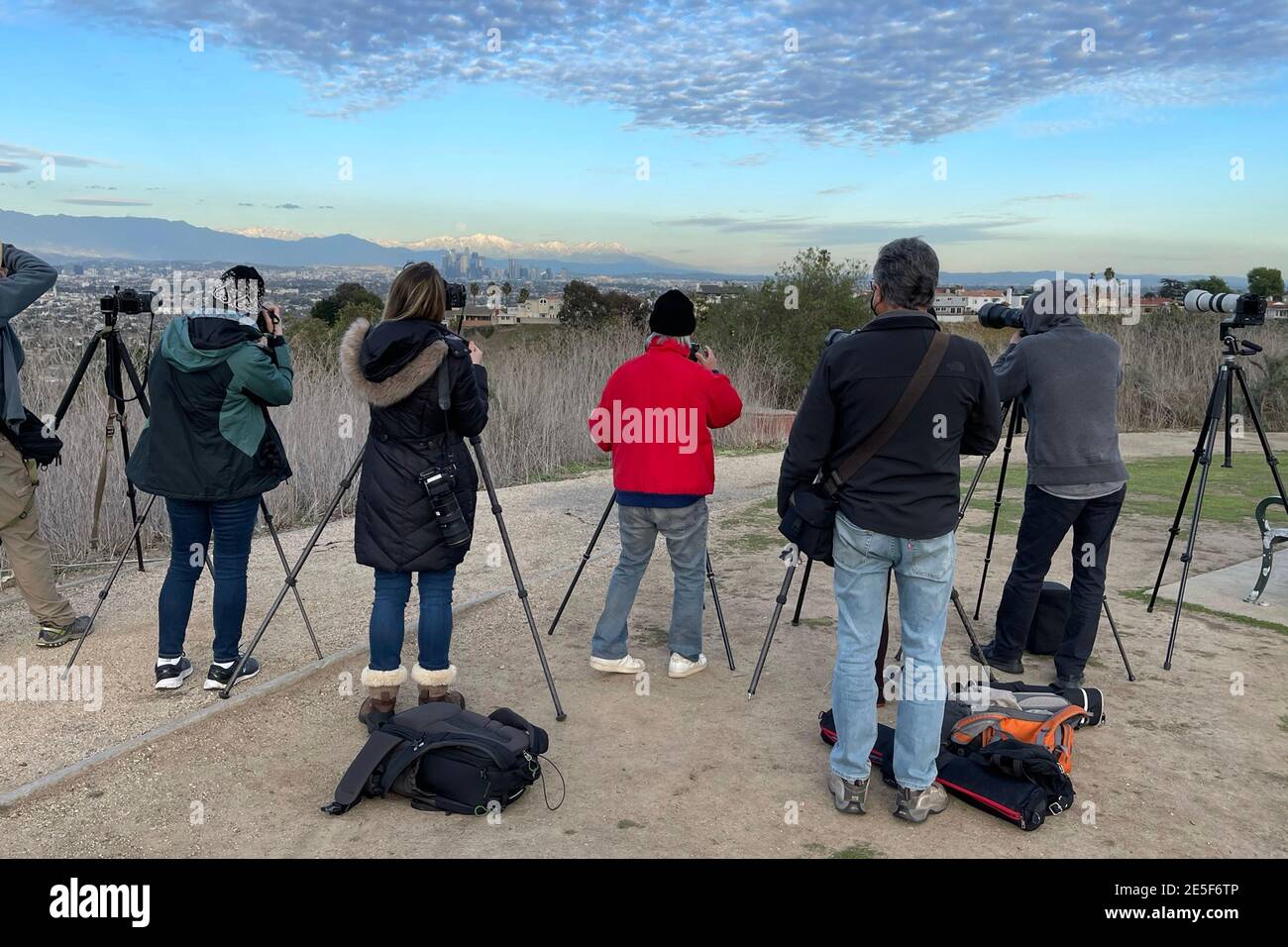 Fotografi con cavalletti, Carrie Giordano e Nick Ut, scatta foto della luna piena che si erge sullo skyline del centro di Los Angeles con la neve-cappe Foto Stock