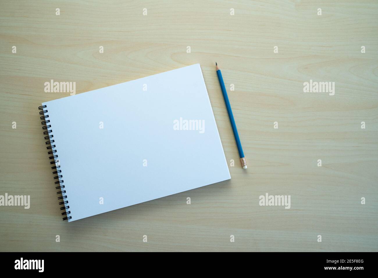 Notebook vuoto vista dall'alto vuoto Design Concept sfondo per Pagina del libro di mockup con il taccuino normale bianco stazionario Foto Stock