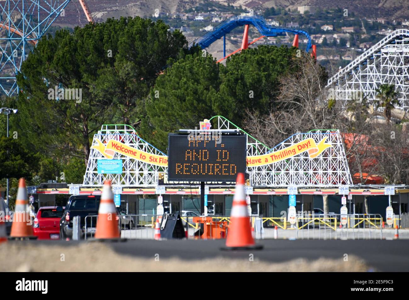 Gli automobilisti si allineano per ricevere il vaccino Covid-19 al Six Flags Magic Mountain, lunedì 25 gennaio 2021, a Valencia, California (Dylan Stewart/Image of Spaor Foto Stock