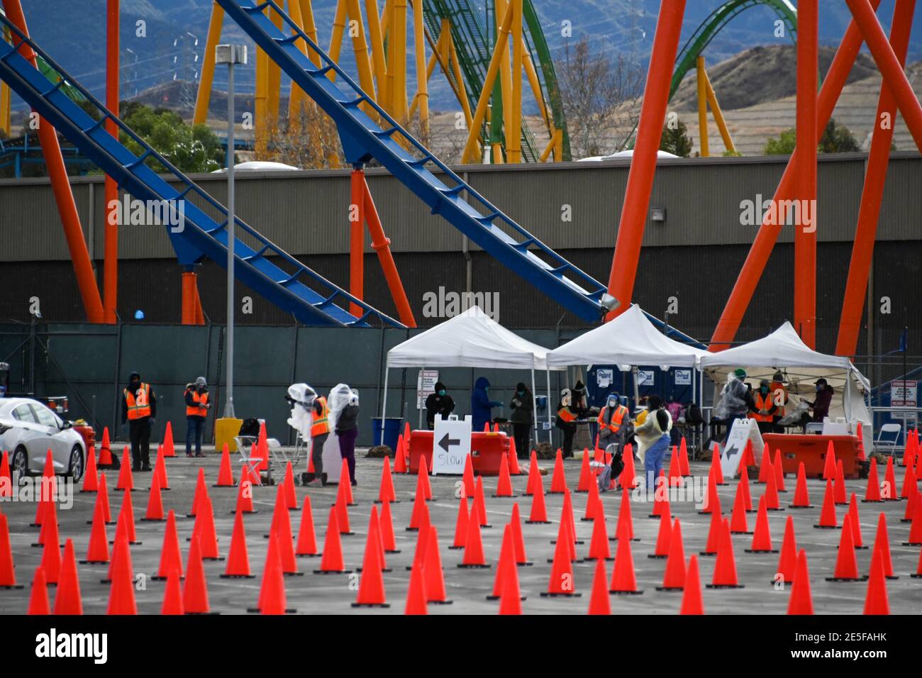 Gli automobilisti si allineano per ricevere il vaccino Covid-19 al Six Flags Magic Mountain, lunedì 25 gennaio 2021, a Valencia, California (Dylan Stewart/Image of Spaor Foto Stock