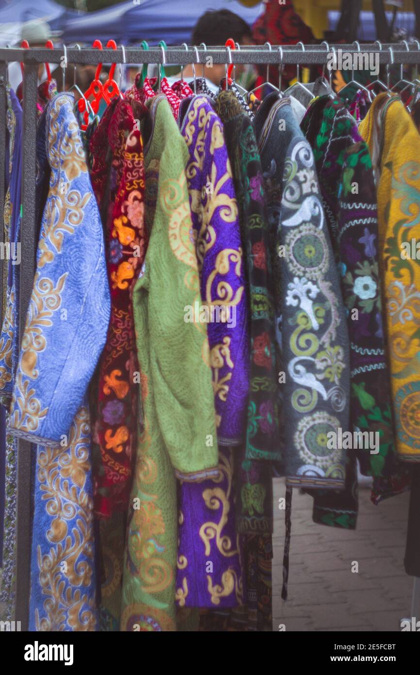 Abbigliamento nazionale nel mercato orientale Kaftan orientale Foto Stock