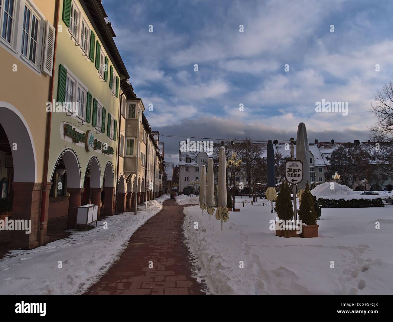 Bella vista della piazza storica della città di destinazione turistica Freudenstadt, Foresta Nera coperta di neve con portici e vecchi edifici in inverno. Foto Stock