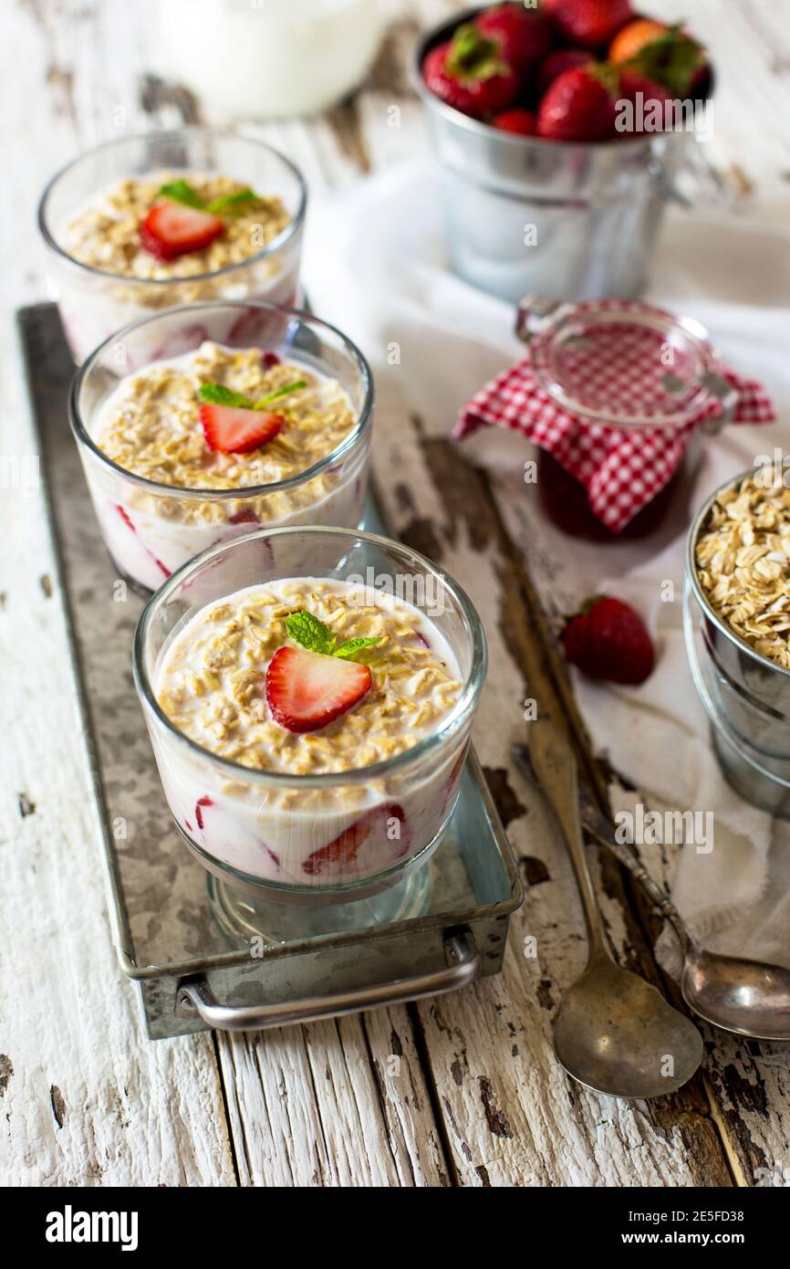 Primo piano di yogurt greco fresco fatto in casa, frutta secca e fragole fresche. Foto Stock