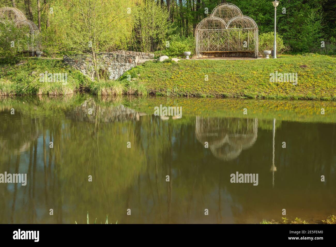 Bellissimo gazebo su una piccola isola nel parco di Feofaniya, Kiev, Ucraina. Questo è un posto delizioso, la bellezza e la tranquillità regna intorno. Foto Stock