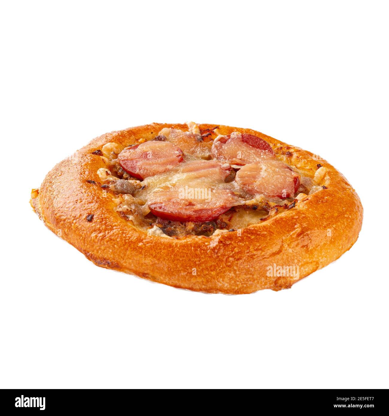 Piccola pizza russa isolata con salsicce Foto Stock