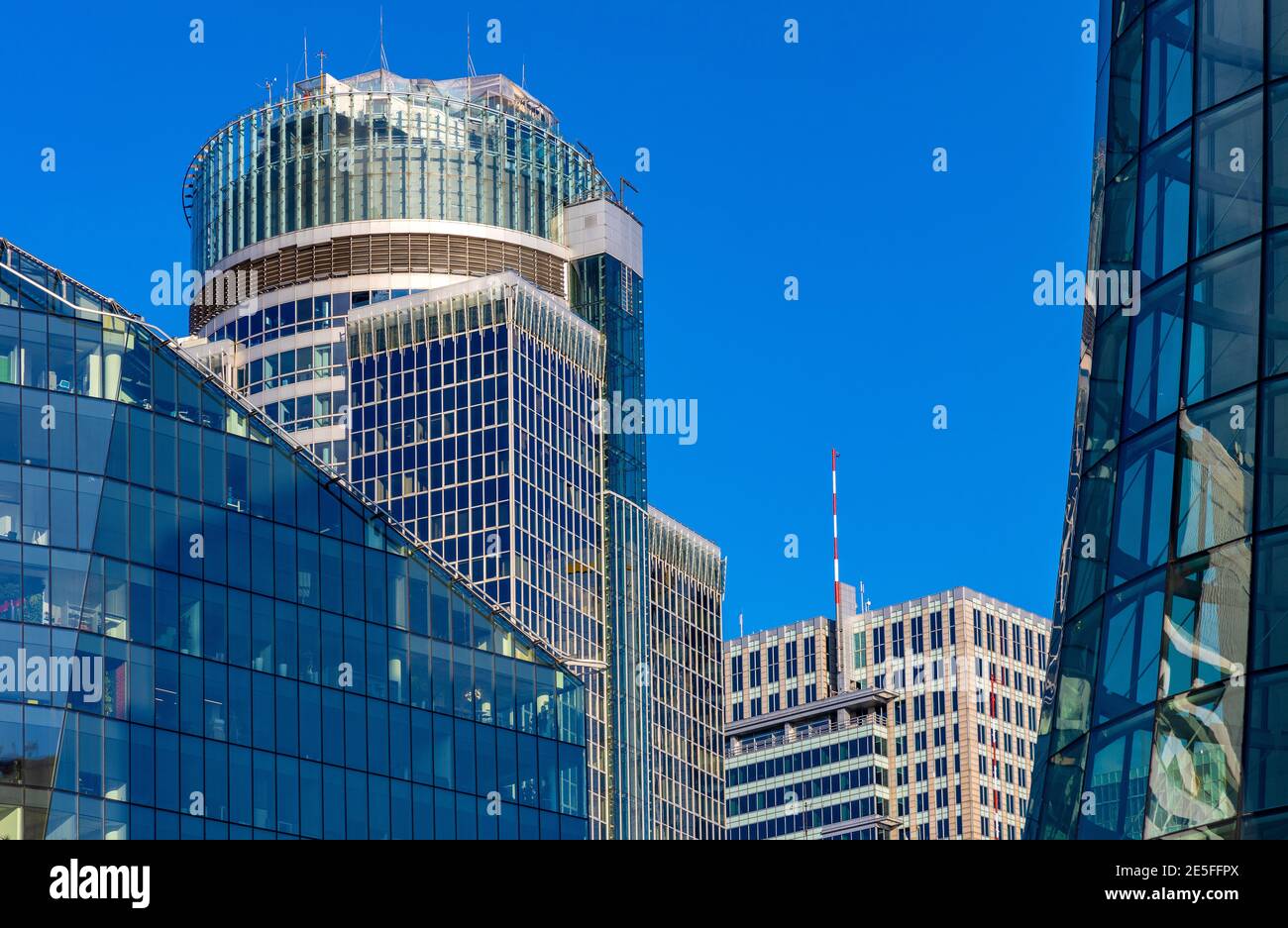 Varsavia, Polonia - 22 maggio 2020: Srodmiescie centro di quartiere degli affari con la Torre Spektrum in via Twarda Foto Stock