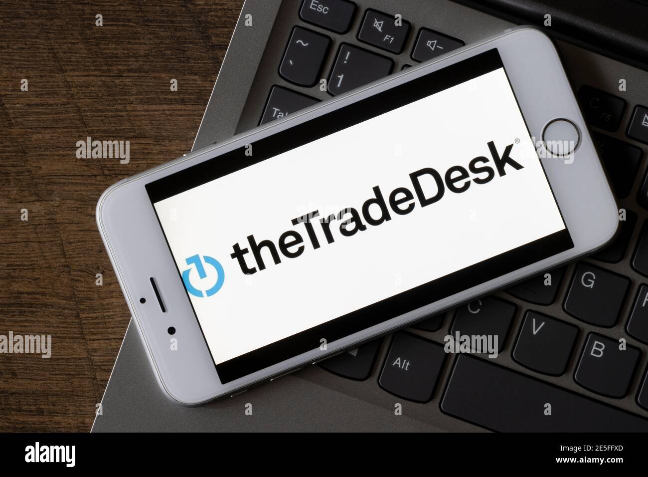 Il logo Trade Desk viene visualizzato su un telefono. Il Trade Desk commercializza una piattaforma software utilizzata dagli acquirenti di annunci per acquistare campagne pubblicitarie digitali basate sui dati. Foto Stock
