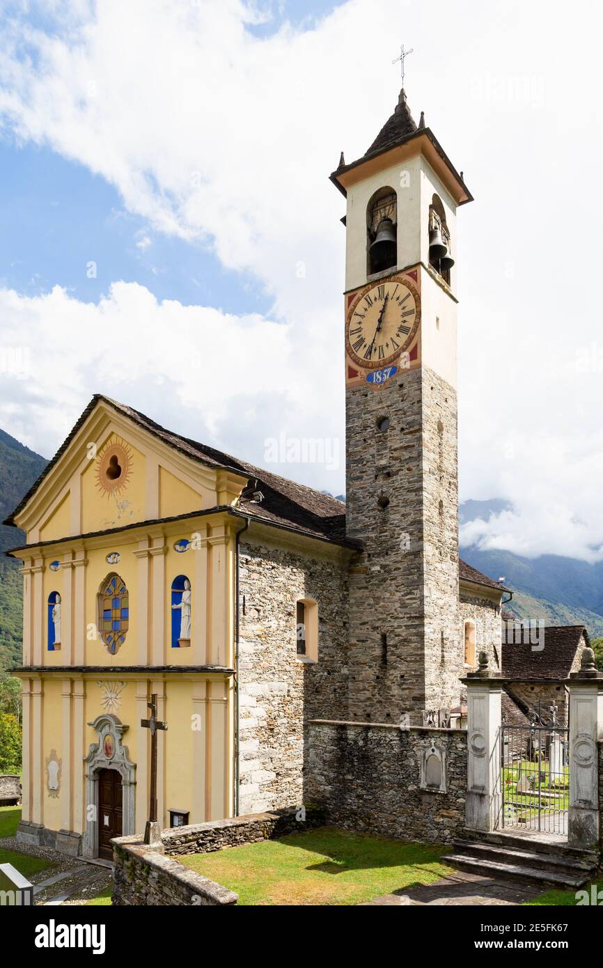 Svizzera, Aurigeno, settembre 2020. Storica chiesa cittadina Foto Stock