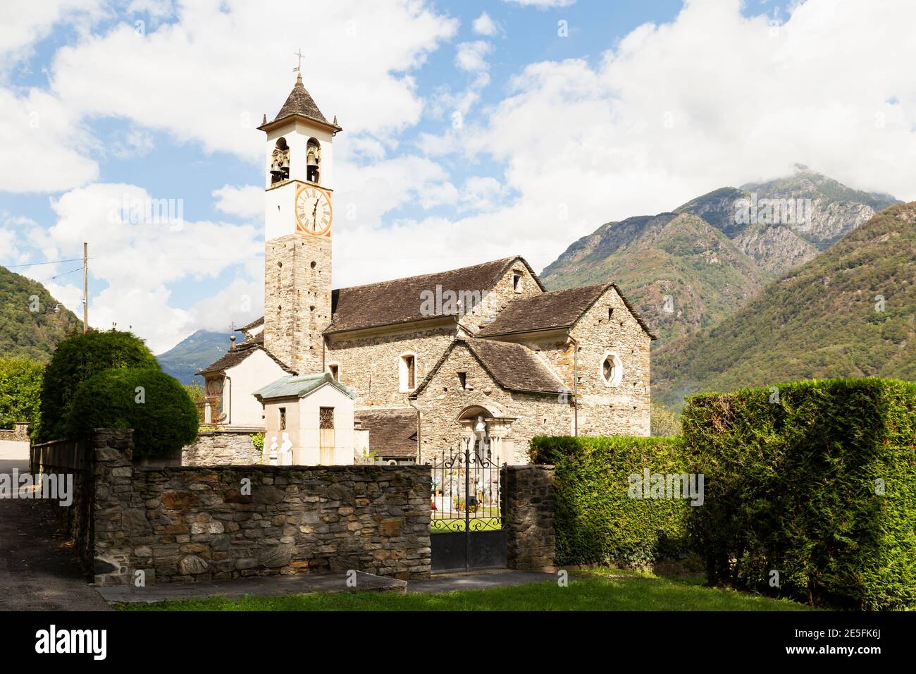 Svizzera, Aurigeno, settembre 2020. Storica chiesa cittadina Foto Stock
