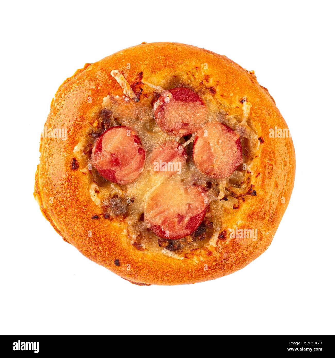 Piccola pizza russa isolata con salsicce Foto Stock