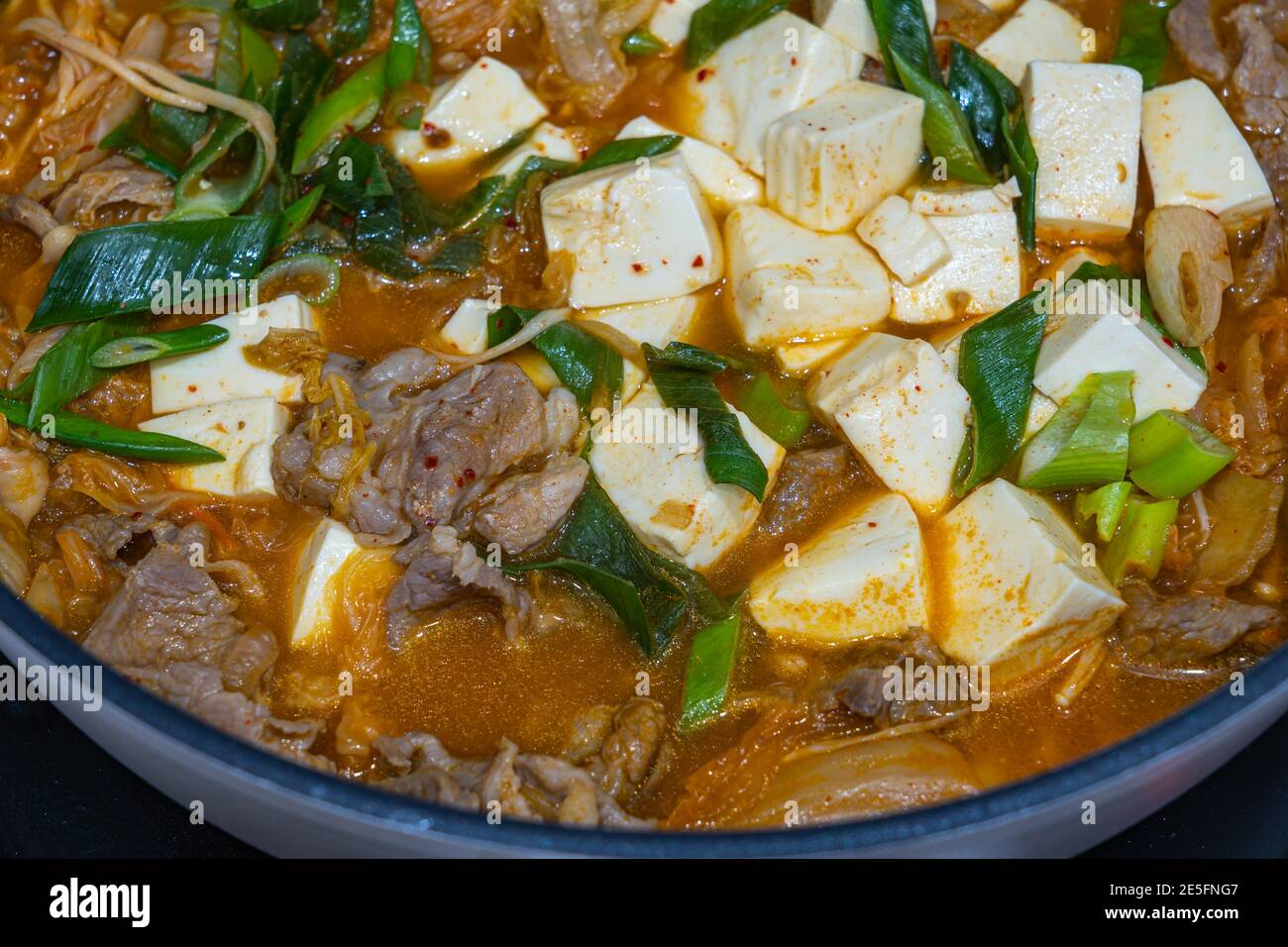 Zuppa di kimchi jjigae e tofu, funghi di enokitake - cucina casalinga coreana Foto Stock