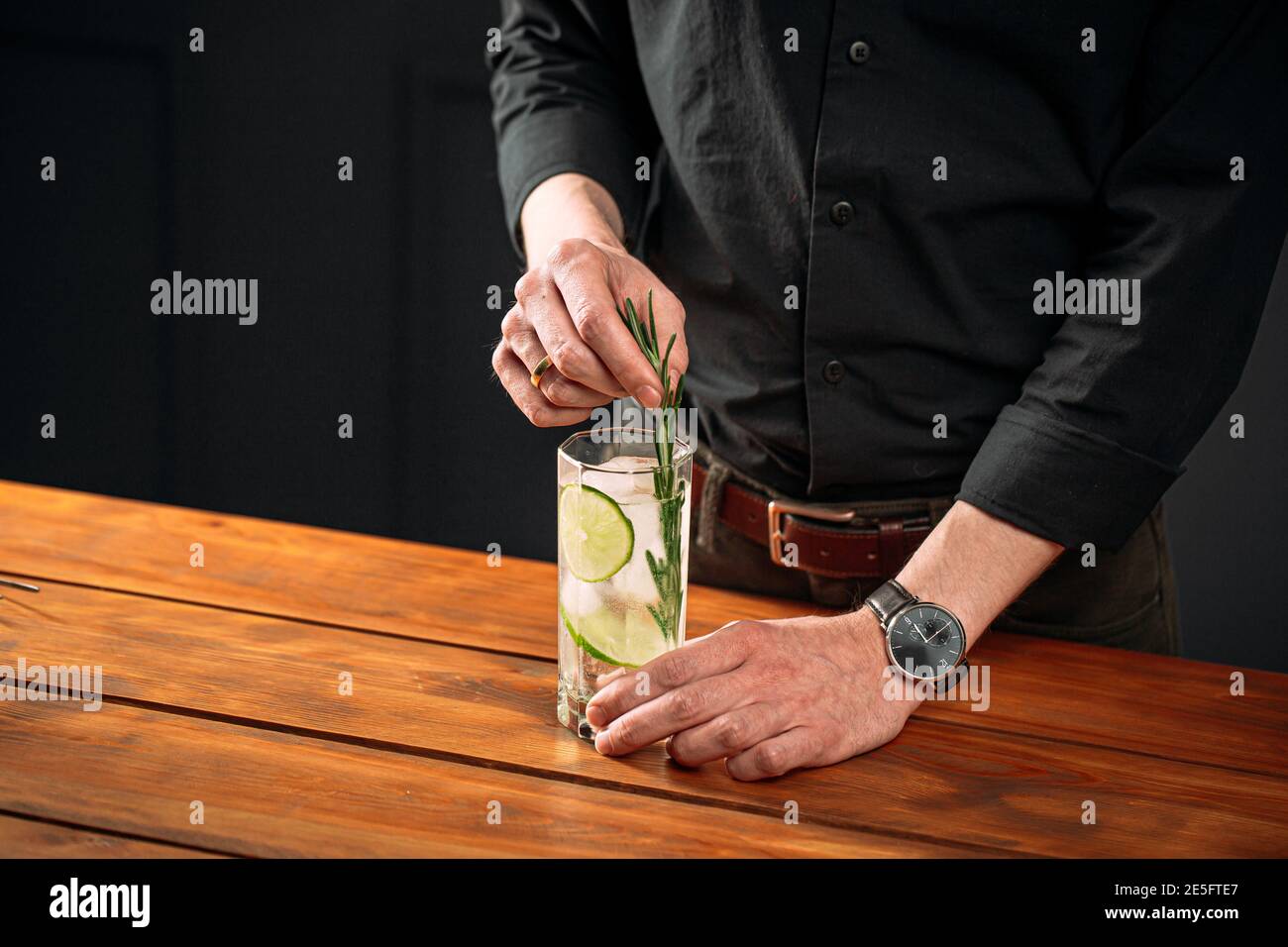 Cocktail tonico fresco con lime Foto Stock