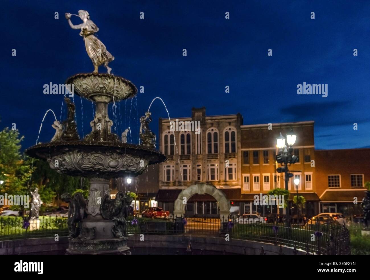 Bowling Green, Kentucky, USA - 22 giugno 2017: La fontana nella piazza della città nel centro storico di Bowling Green durante l'ora blu. Foto Stock
