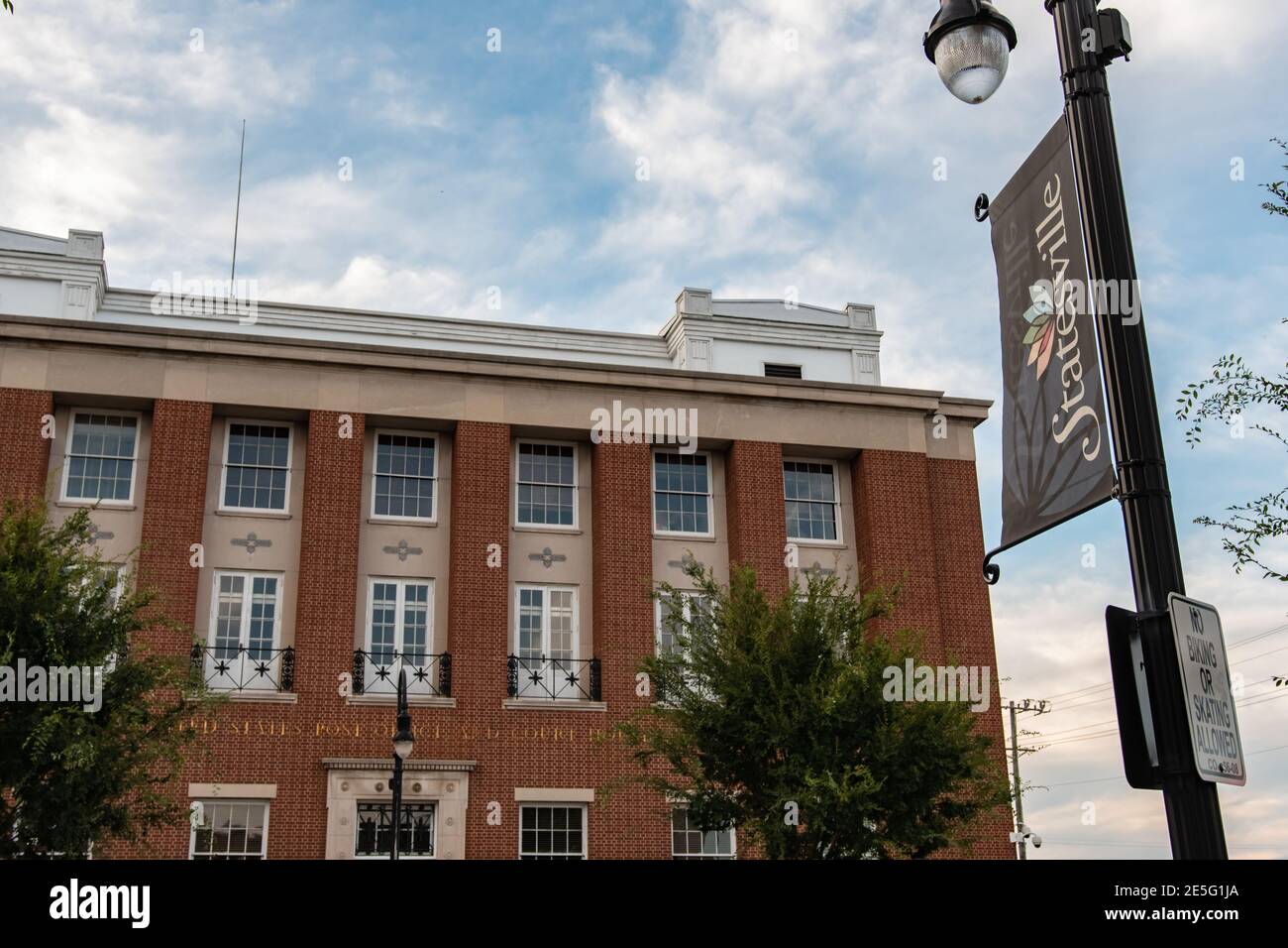 Statesville, North Carolina/USA-5 settembre 2018: L'ufficio postale e il tribunale degli Stati Uniti combinati con un banner Statesville su un posto leggero nella fronte Foto Stock