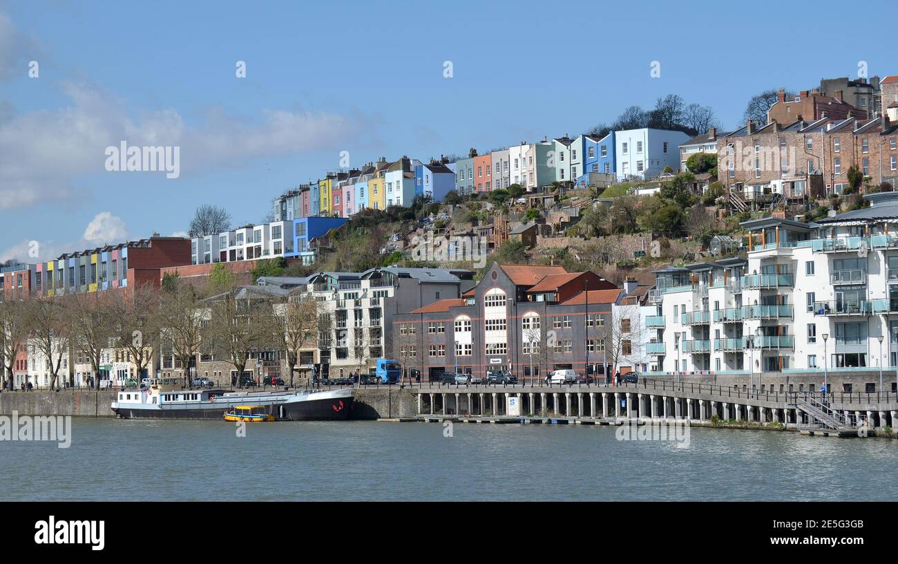 Vista sul Quayside a Bristol con case colorate iconiche Foto Stock