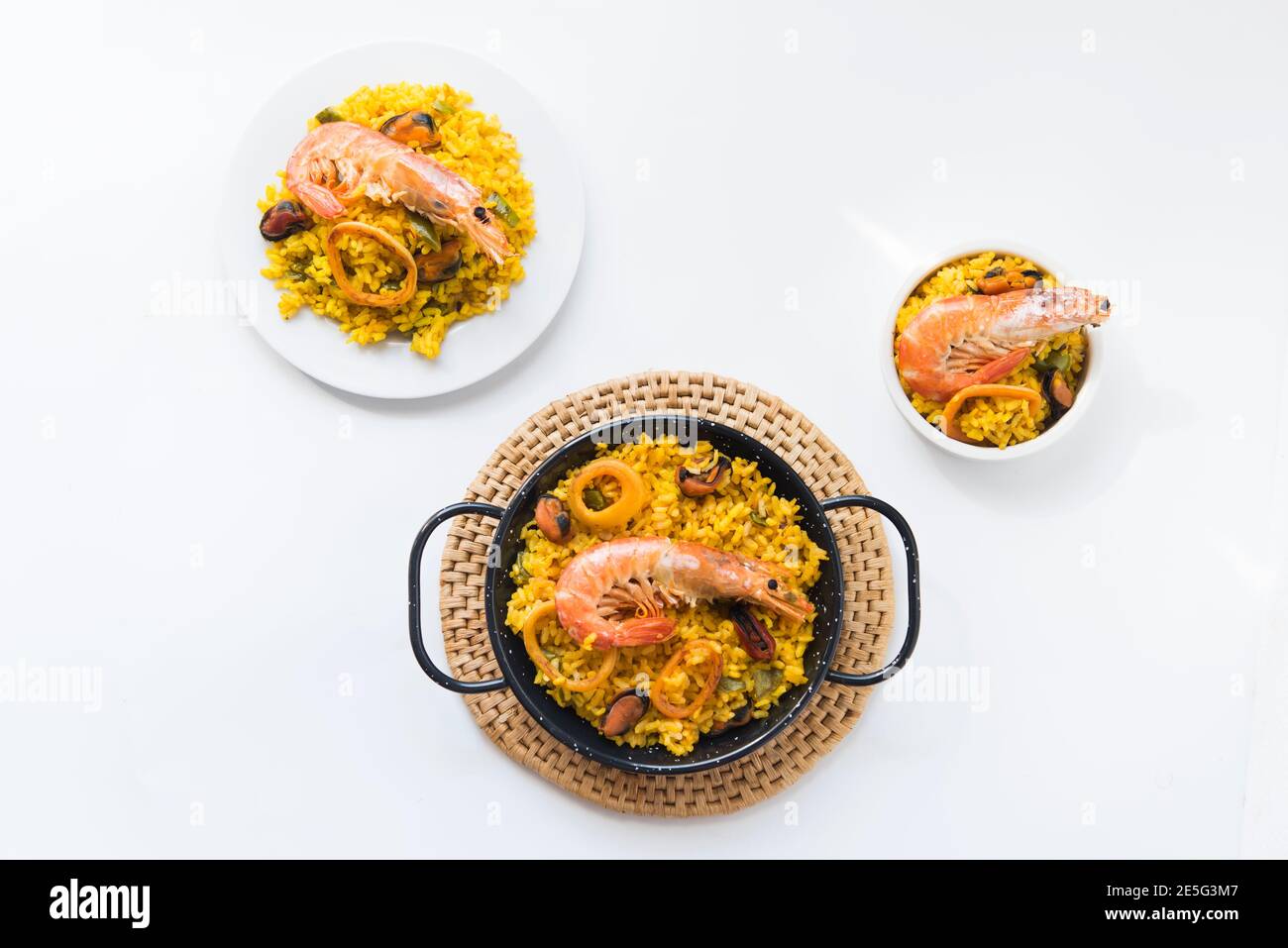 Paella cibo tipico spagnolo su fondo di granito Foto Stock
