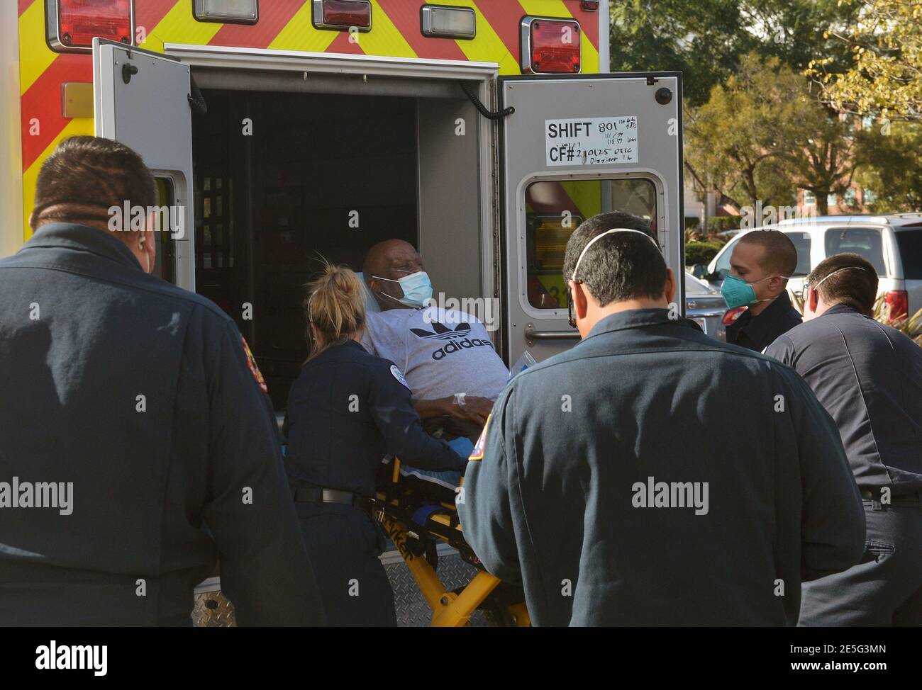 Los Angeles, Stati Uniti. 28 Gennaio 2021. I medici vigili del fuoco di Los Angeles guidano un paziente su un gurney ad un'ambulanza di attesa per trasferirlo dal Martin Luther King Hospital ad un'altra struttura mercoledì 27 gennaio 2021. La popolazione servita da MLK è in gran parte latino e nero, entrambe le comunità che sono state duramente colpite dalla pandemia. Molti residenti vivono in alloggi densi e multigenerazionali, lavorano lavori essenziali e soffrono di condizioni sanitarie secondarie a causa di una mancanza sistemica e permanente di accesso a cure primarie di qualità. Foto di Jim Ruymen/UPI Credit: UPI/Alamy Live News Foto Stock