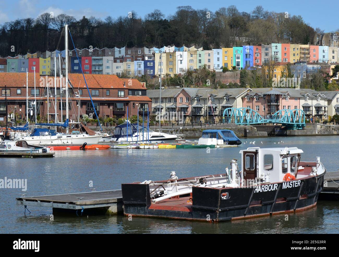 Barche e case colorate a Bristol Quayside Foto Stock