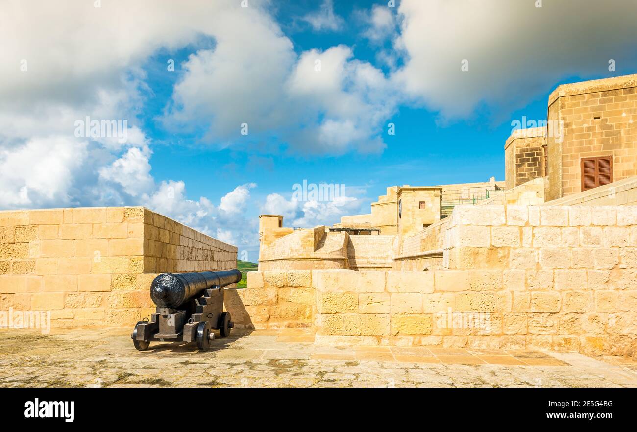 Un antico cannone sui bastioni della Cittadella di Victoria sull'isola di Gozo nell'arcipelago di Malta Foto Stock