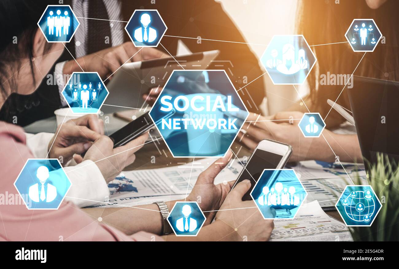 Mezzi di comunicazione sociale e i giovani un concetto di rete. Moderna interfaccia grafica che mostra online di social network di connessione e i canali di comunicazione per impegnare il cliente Foto Stock