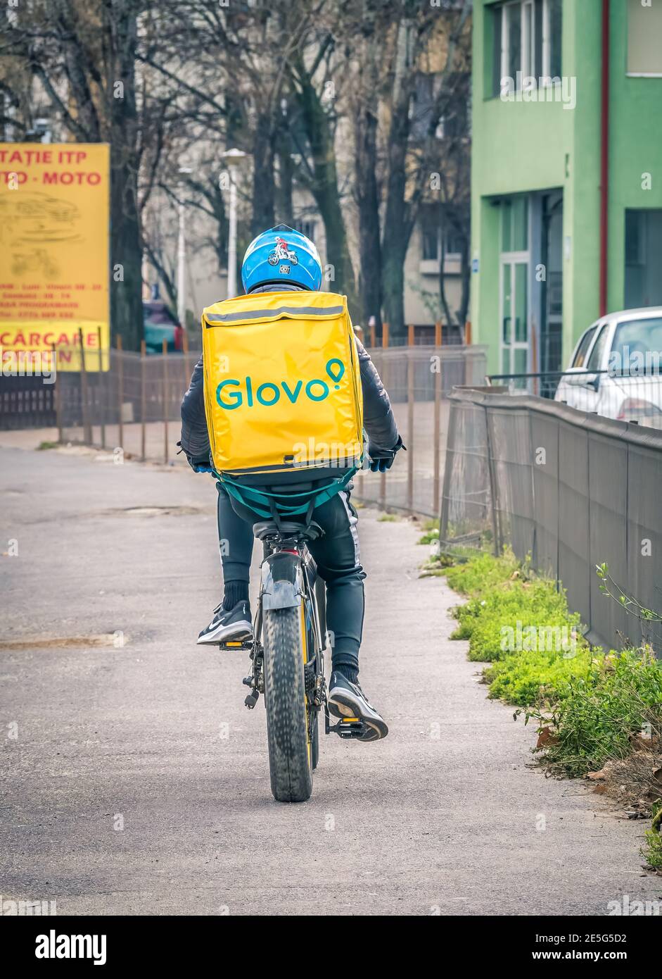 Sacchetto di consegna della bici glovo immagini e fotografie stock ad alta  risoluzione - Alamy