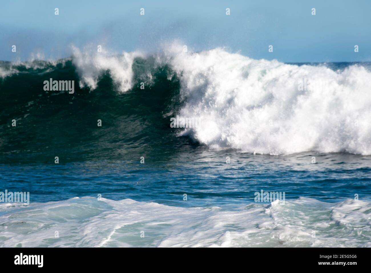 Breaking Waves, Capo Palliser, Wairarapa, Isola del Nord, Nuova Zelanda Foto Stock