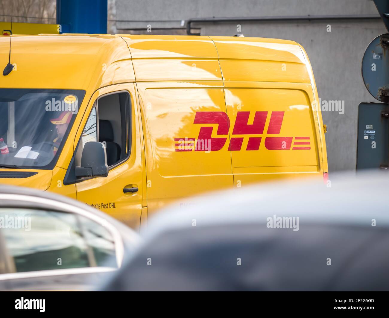 Bucarest Romania - DHL International Courier van in traffci per le strade di Bucarest. Foto Stock