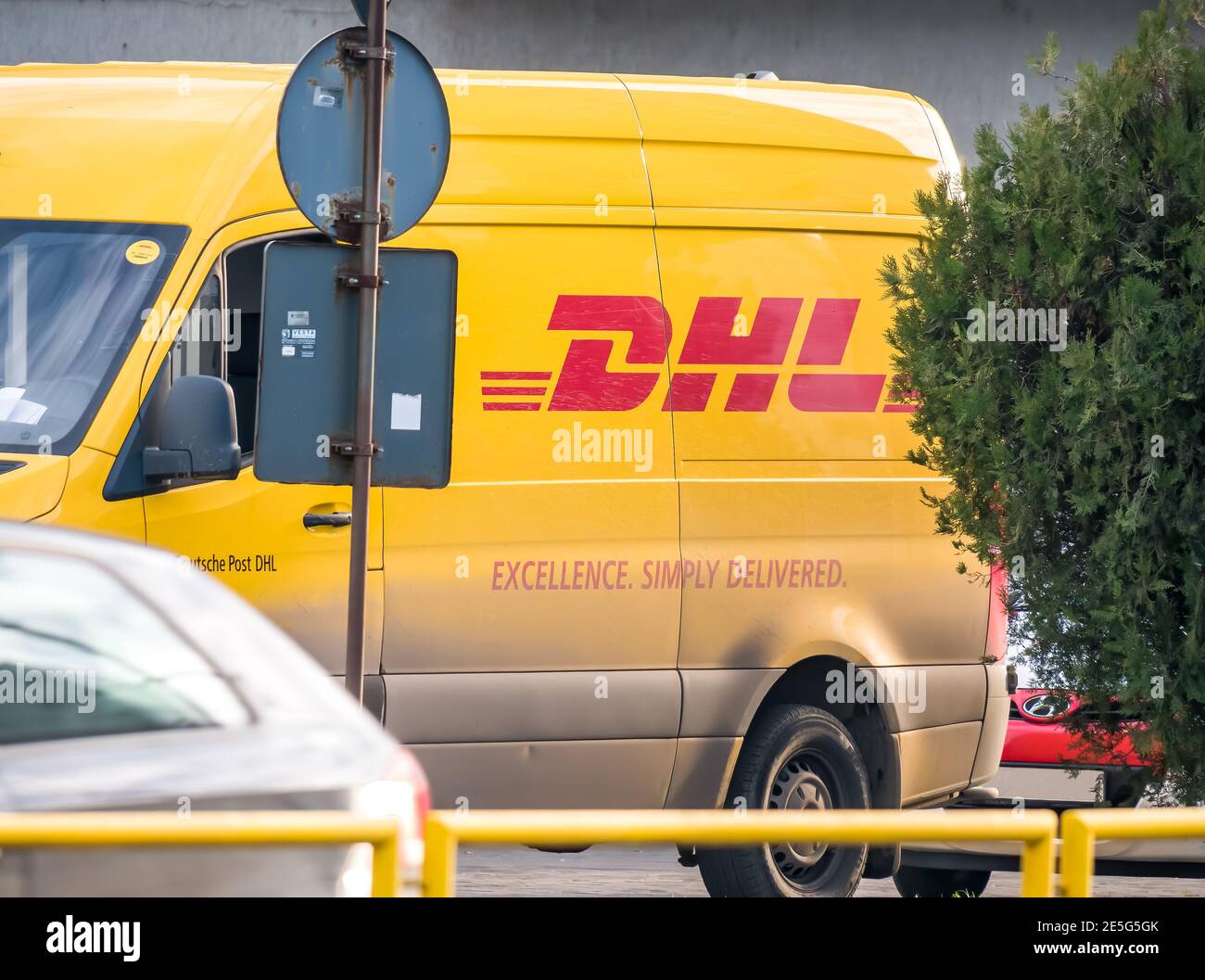 Bucarest Romania - DHL International Courier van in traffci per le strade di Bucarest. Foto Stock