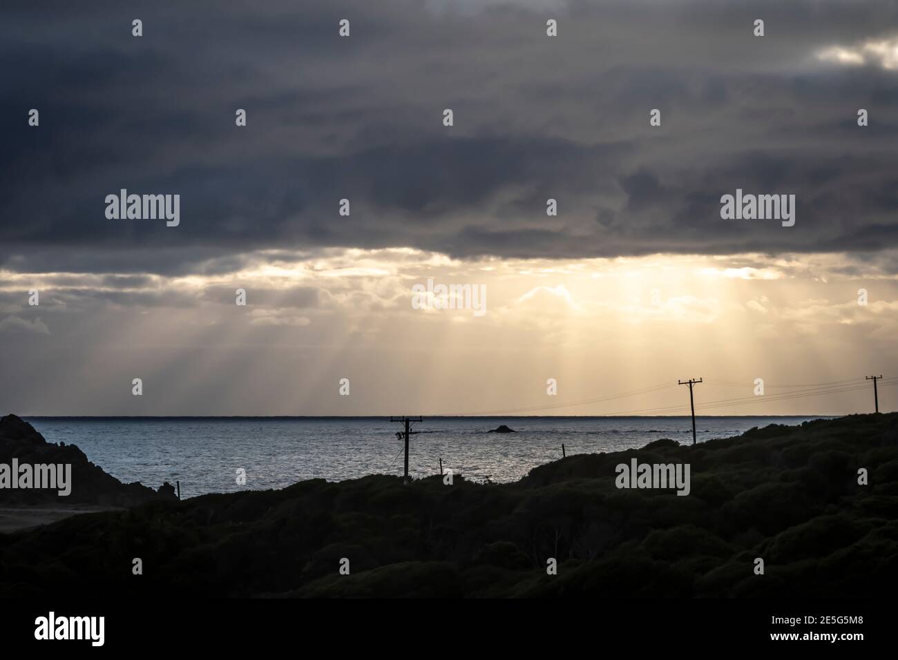 Raggi solari attraverso le nuvole al crepuscolo, Capo Palliser, Wairarapa, Isola del Nord, Nuova Zelanda Foto Stock
